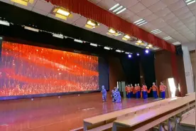 塘湾中心幼儿园的大班小朋友们演得真好！尤其是这三个“小鬼子视频封面