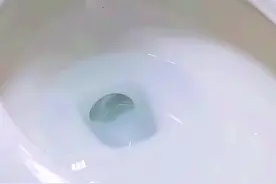 马桶不小心掉进塑料玩具球怎么办？试试这个方法#技能改变生活 #马桶疏通 #马桶 
