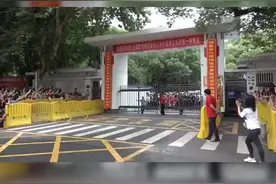 高考结束 飞起来吧后浪，帅呆了，长沙市一中考生冲出校门的姿势，两个一字马视频封面