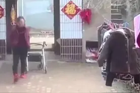 惊魂瞬间！93岁阿尔兹海默症奶奶屋顶跌落被儿孙接住！#关爱老人 #阿尔兹海默症 视频封面