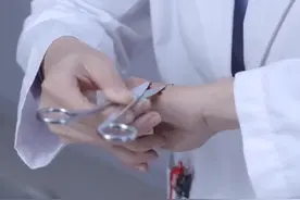医生为了不上手术台竟自残！#好剧推荐 #产科医生 #精彩片段 #王耀庆 #医者仁心 视频封面