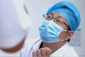 额头上长了一堆小疙瘩，不痛不痒的是怎么回事呢？#健康 #疹子 #耳鼻喉吴继勇  
