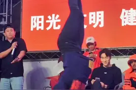 最美街舞女神，超强舞技震惊全场，最后一招太帅了👍👍👍#这就是街舞视频封面