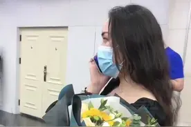 #退伍季 相见一瞬间，女友手捧鲜花飞奔上前与兵哥哥最暖心的拥抱感动了许多人！祝有情人终成眷属！❤️视频封面