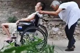 世界上最伟大的爱是母爱！百岁母亲精心照顾卧病儿子40年。#正能量 #感动 #母爱视频封面