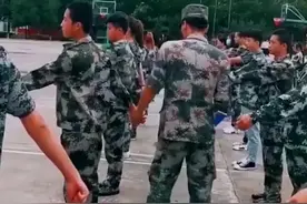 兵哥哥的绅士手！！！，不用手碰女生，男教官用笔纠正动作#绅士手视频封面