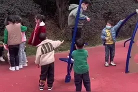 男孩健身器材玩出花，变换旋转根本停不下来，网友：飞行员的好苗子视频封面