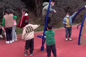男孩健身器材玩出花，变换旋转根本停不下来，网友：飞行员的好苗子视频封面