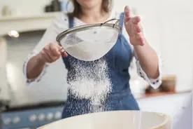 杯子倒扣水无法流下来是因为，杯口的网孔小形成的水滴就小视频封面