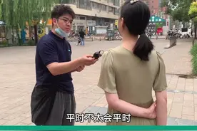 夏天宝宝洗澡的那些事～正确答案在片尾呦#崔玉涛 #育儿 #街访 #dou出新视频封面