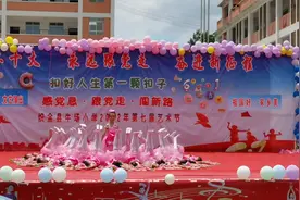 一群活泼可爱的小天使表演群舞：小花视频封面