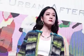 25岁#张雪迎 是出道18年的老戏骨，好久没有见到漂亮姐姐出来活动啦～#hello时尚季 #上海时装周#张雪迎露腰毛衣造型视频封面