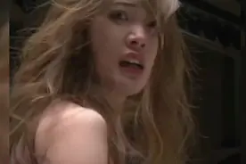拳击比赛，肌肉猛男对美女丝毫不手软#颜值 #拳击 #这谁顶得住啊视频封面