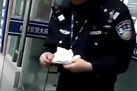 4月13日浙江杭州，外卖小哥突发哮喘，担心经济状况不肯吸氧，交警一句“我有钱”让人破防。生活不易，也为善良的交警点赞。视频封面