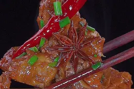 脊骨的家常做法，这样做的酱脊骨酱香浓郁，软烂入味，太香了#酱脊骨 #美食 #太香了 视频封面