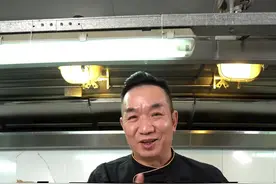 又更新了惊不惊喜？今天教的这个鱼头煲天天卖爆单，在家做也容易，快跟乐哥学起来！#美食教程 #粤菜 #抖音美食创作者 #厨师 #家常菜 #用心做菜  #剁椒鱼头 #鱼头 