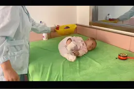 宝宝如果还有这个拉弓射箭姿势，说明宝宝还存在ATNR，一般这个反射消失宝宝才能自主翻身。#原始反射视频封面