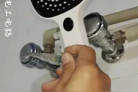 洗澡时电人，原因出乎我的预料，你能看明白什么原因吗？视频封面