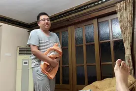 #沙雕老公 #沙雕日常 #搞笑夫妻 #记录真实生活 胖臭的足底按摩视频封面