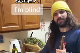 盲人小哥的日常，虽然看不见，但是“看”得见视频封面