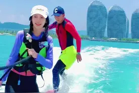 和@Angelababy 一起冲浪翻车是什么样的#尾波冲浪 #美女 #水上运动视频封面