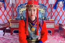 看看蒙古人吃肉时是怎么用刀。视频封面