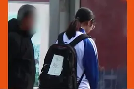 看见女生被贴侮辱性纸条，你会怎么做？“把头抬起来孩子，永远怒视他们。”#正能量 视频封面