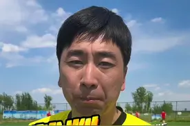 裁判员答粉丝问：这种球是不能抢得！会被吹得！#足球判罚 #足球规则 #守门员 #足球教学 @DOU+小助手 @抖音短视频 @张老师啥都会视频封面