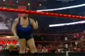 WWE:当奥尼尔遇上大秀哥，谁才是真正的王者#奥尼尔 #搞笑 #篮球视频封面