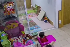 山东潍坊，老婆屋里辅导孩子作业，老公全程竖起耳朵听，网友：满满求生欲。视频封面