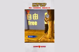 女子赤脚走在大街上，嘴里喊着“别打我”，网友：不爱请别伤害，把她还给父母🙏🏻@抖音短视频 视频封面