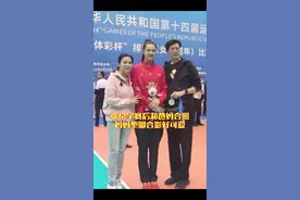 张常宁和他爸爸简直就是复制粘贴，合影的时候妈妈垫脚合影好可爱。真是幸福的一家人。#张常宁 #全运会 #火星哥Skate #SilkSonic视频封面