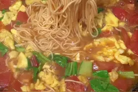 在家不知道吃什么吋候，你就做上一碗西红柿鸡蛋面。简单美味又好吃！#番茄鸡蛋面 #为奥运健儿加油