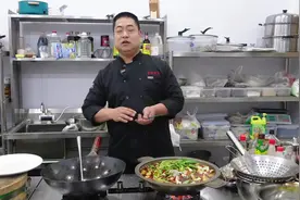 冬天都喜欢吃火锅，在加入这样用火锅底料调配火锅锅底视频封面