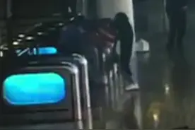 旅客王某迟到没赶上火车，竟然脚踹工作人员，在火车站撒起泼来。@抖音短视频 视频封面
