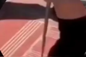 男子坐路边休息时 一条蛇突然钻进了他的裤腿@抖音短视频 @DOU+小助手视频封面
