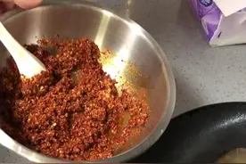 辣椒油加醋变红，加碱超辣，加酒是增香，加蜂蜜是提高辣椒油粘稠度、加过白酒的辣椒油超级好吃、