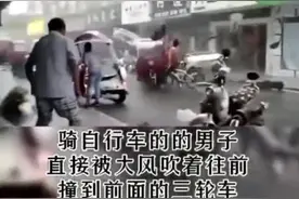 7月15号长丰县突遇#强对流天气，#大风 将停在路边的电瓶车吹翻在地，部分树木甚至被连根拔起。视频封面