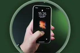 长按iPhone锁屏壁纸，就可以快捷展示各种二维码，快去试试吧！#iphone #ios技能 #实况壁纸