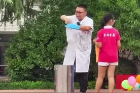小学老师展示液氮爆炸实验，乒乓球炸出来的瞬间沸腾全场，兴趣是最好的老师～#校园 #万万没想到 #神操作