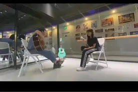 傍晚操场，树荫透下月光@段奥娟 @夏侯钰涵 #夏侯钰涵 #孩子们唱歌吧 #陪我长大视频封面