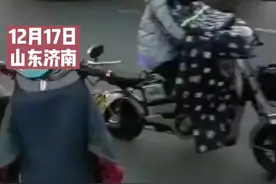 山东一男子开着铲车在闹市区横冲直撞！民警、特警赶到现场保护群众！视频封面