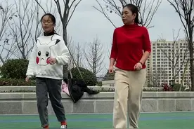 去镇里公园#开心一下 #跟着小英夫妻舞蹈嗨起来 视频封面