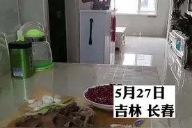 男子背着媳妇在家偷吃，结果被当场抓包，网友：终究是错付了。视频封面