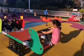 这个假期，大朋友小朋友打卡万平口儿童运动乐园了吗？（ ）视频封面