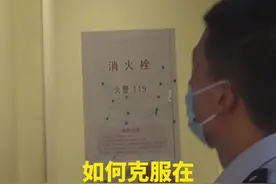 “倾斜小屋”的科学原理就是:当人进入倾斜小屋后,尽管地面有18度倾斜,但看到的墙面还是垂直的。经验产生的视觉效果使人们认为自己还是站在水平地板上,但前庭觉反映的却是在倾斜面上,相互矛盾的信息汇集到大脑中,使大脑不能发出正确指令。因而使人感到行走困难,当进行相应的行动时人就会发生眩晕并伴随呕吐等不良反应。”#姚幺九 
