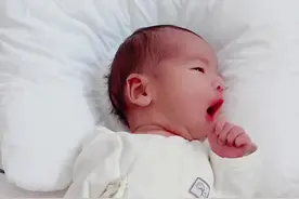 接男宝，孕期孕吐，前壁下怀，胎动早，偏左，胎心150上下，姐姐一直说是妹妹，十个有9个说是女宝，果然还是生下来准%人类幼崽成长记 #小奶娃视频封面