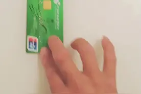 哇噻！手机又有新功能了，银行卡可以直接从手机里取出💰来了😂😂😂#特效视频视频封面