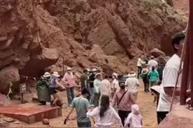 游客峡谷遭遇泥石流，夏季出行留意天气，安全第一。视频封面