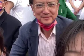 女大学生偷拍郑强教授被发现后，强哥掏出梳子梳了下头#郑强教授视频封面